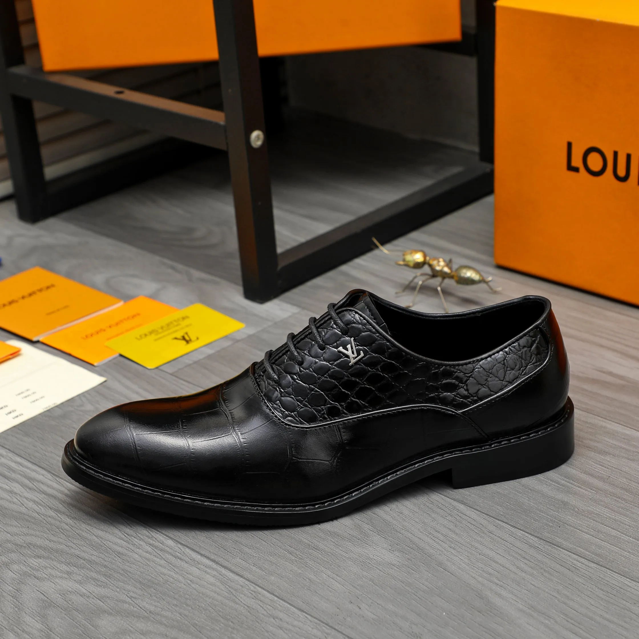 Men's shoes 💰p460 Product trademark: LV (Louis Vuitton) business lace-up formal leather shoes Regular size: 39-44 (38.45 custom-made, non-returnable) Product materials: Selected high-quality stone grain cowhide stitching upper, cowhide lining, original rubber outsole